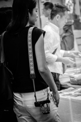 街中　カメラ女子　市場にて