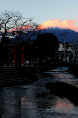 ほんのり染まった富士山