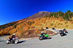 初冠雪の富士に向かうバイク集団