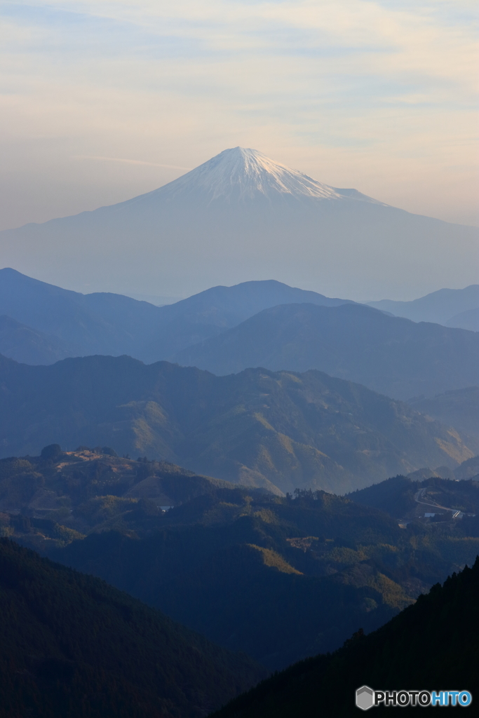 山並の彼方に