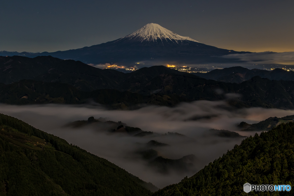 月夜の富士山と雲海