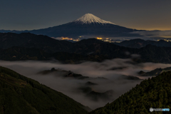 月夜の富士山と雲海