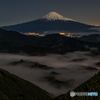 月夜の富士山と雲海