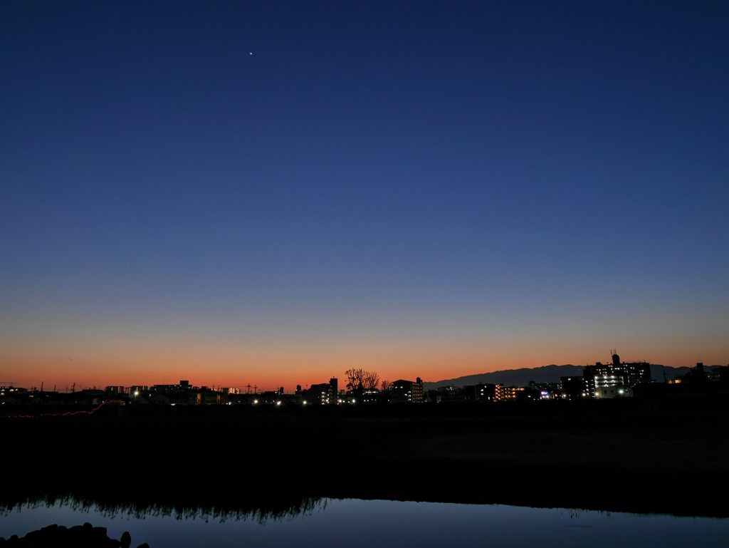 遠き山に