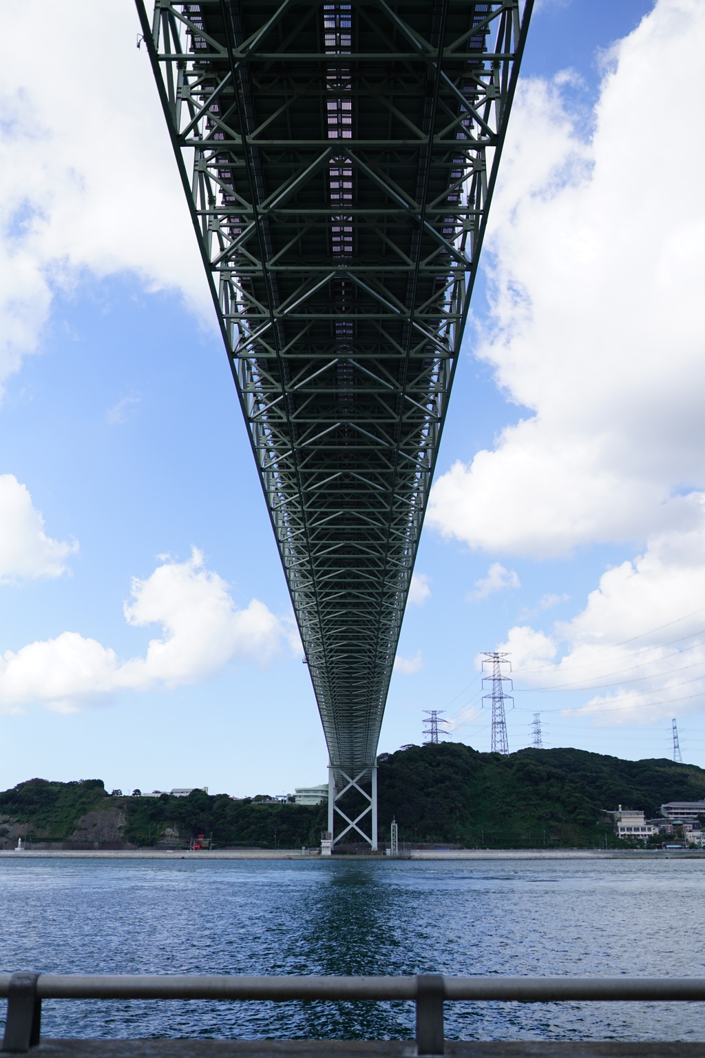 橋の下にて