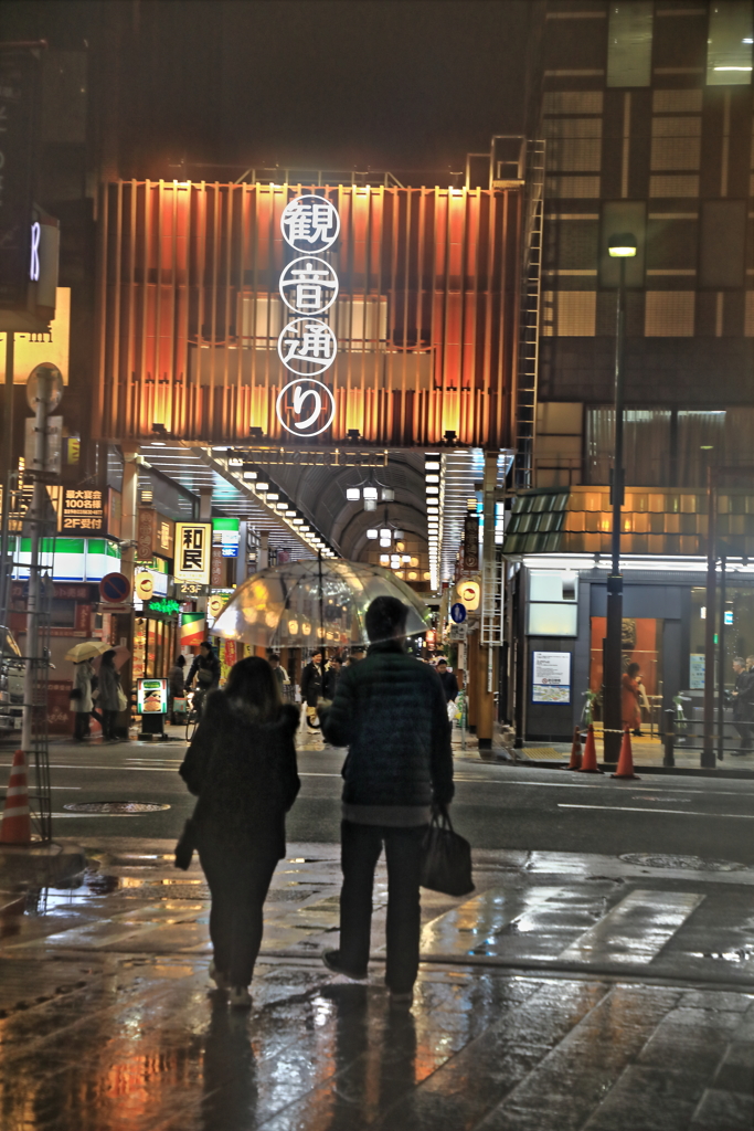 雨の観音通り