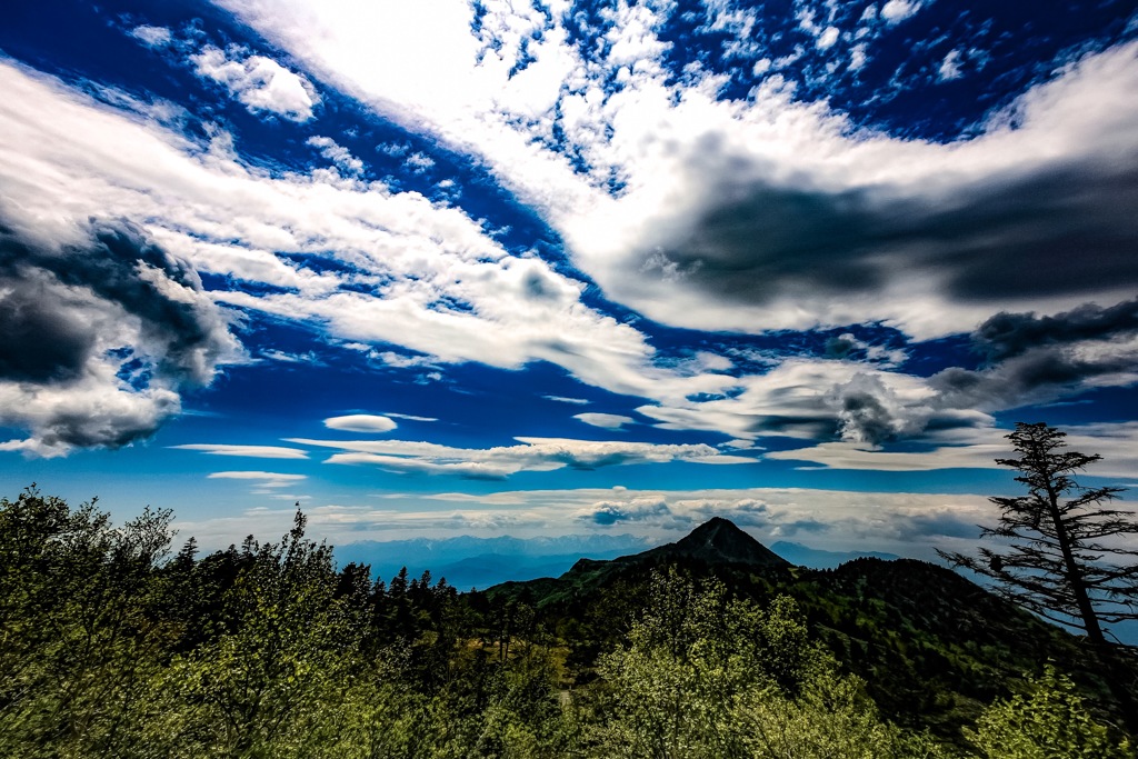 動かぬ山、蠢く曇･･･