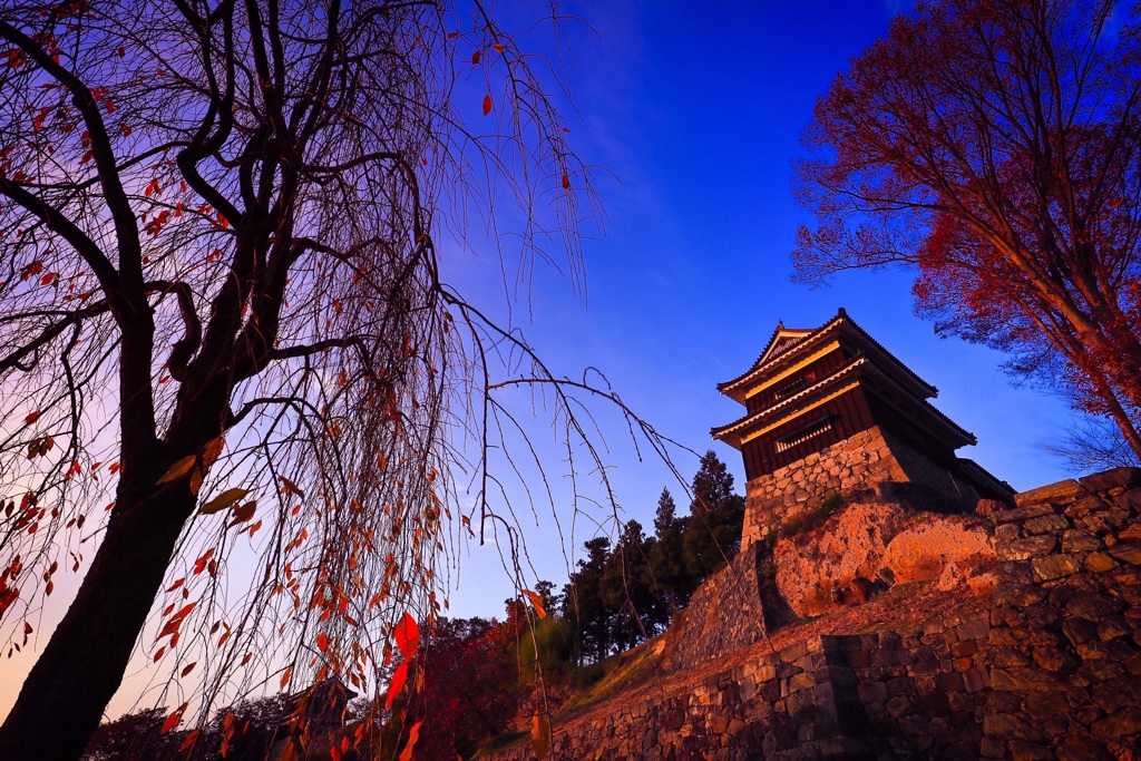 秋に暮れる真田の城