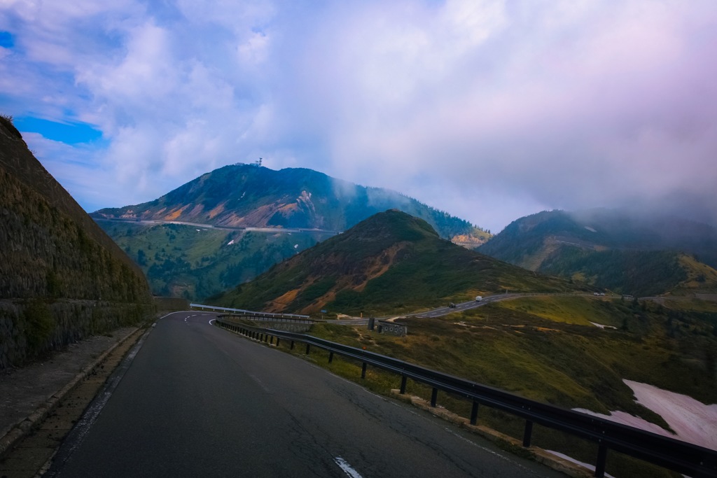 雲海の中を走る道