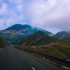 雲海の中を走る道