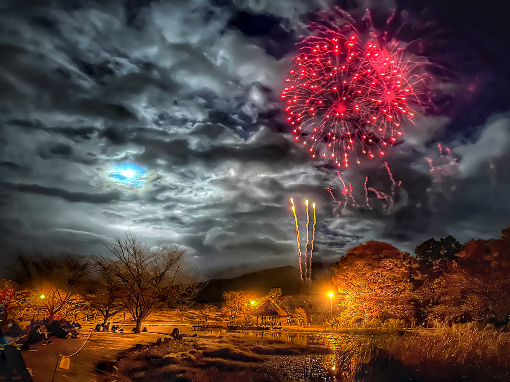 月明かりと花火