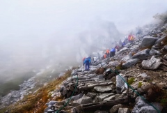 煙る登山道