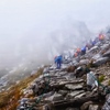 煙る登山道