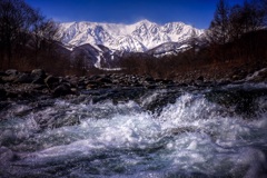 雪煙る山