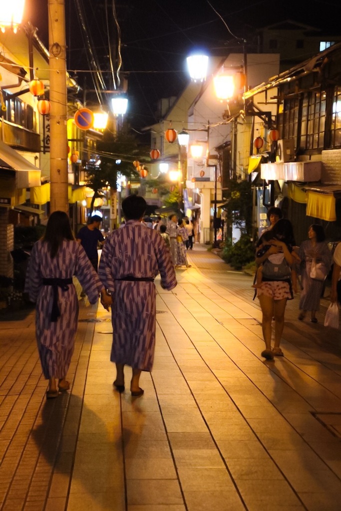 夜の温泉街 ～浴衣～