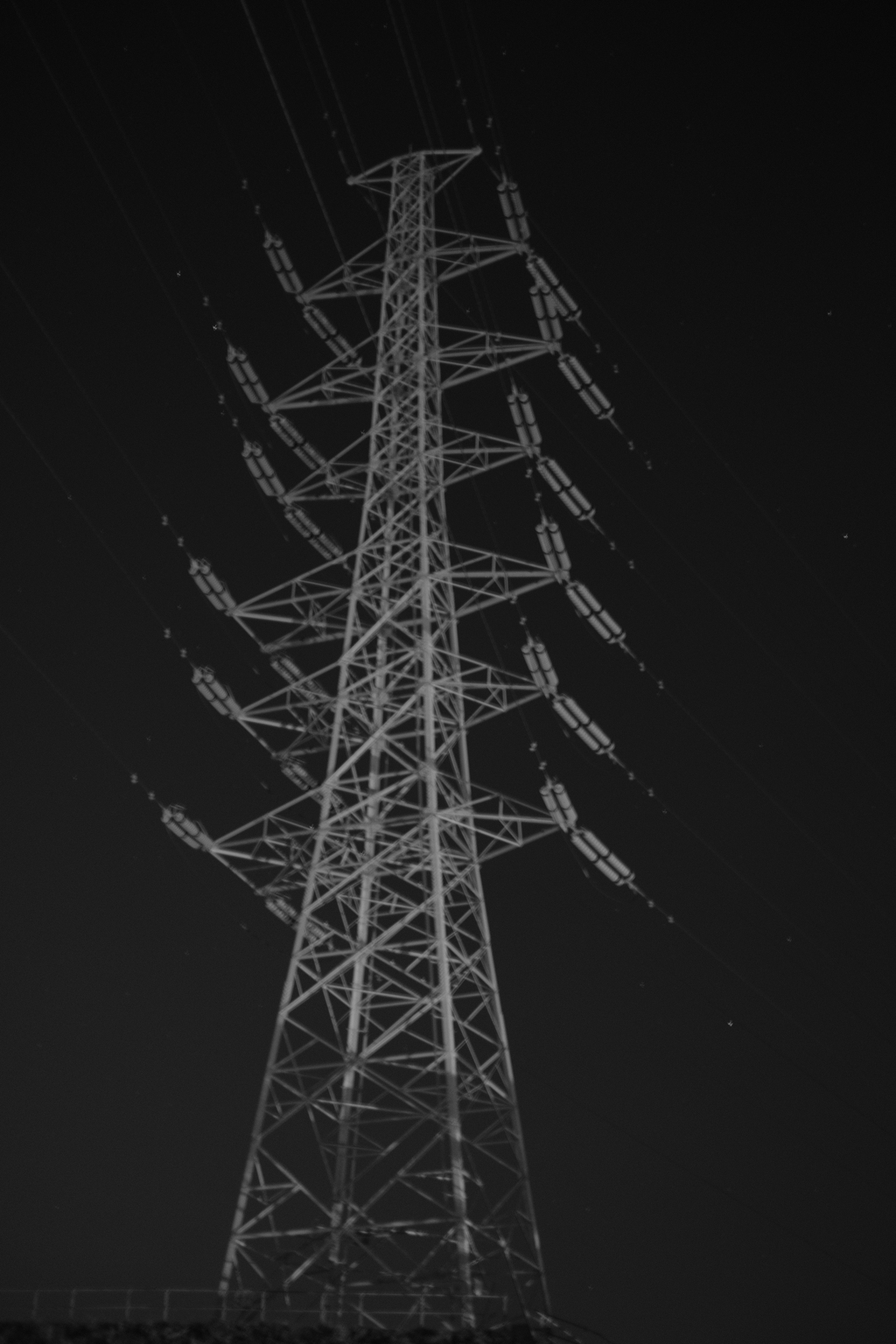 夜　送電塔