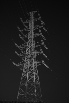 夜　送電塔