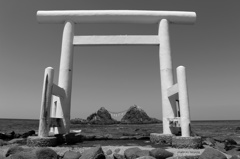 鳥居（白黒）