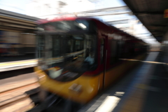 迫り来る