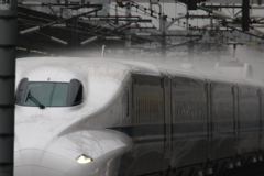 雨天の米原駅通過