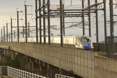 夕焼けを受けての北陸新幹線