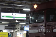出発を待つ電気機関車