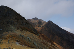 荒涼とした山肌