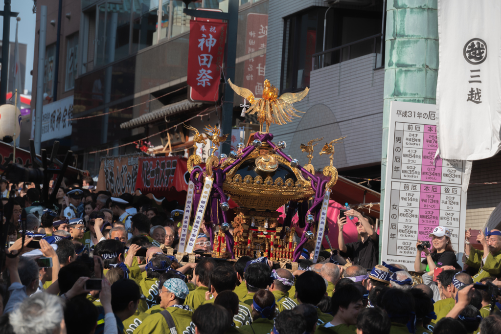 神田明神祭、人出の凄さ、本神輿まで持たない