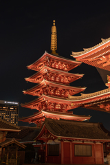 浅草寺の五重の塔ライトアップ３