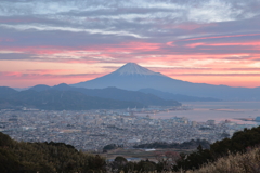 朝焼けを迎える街並み