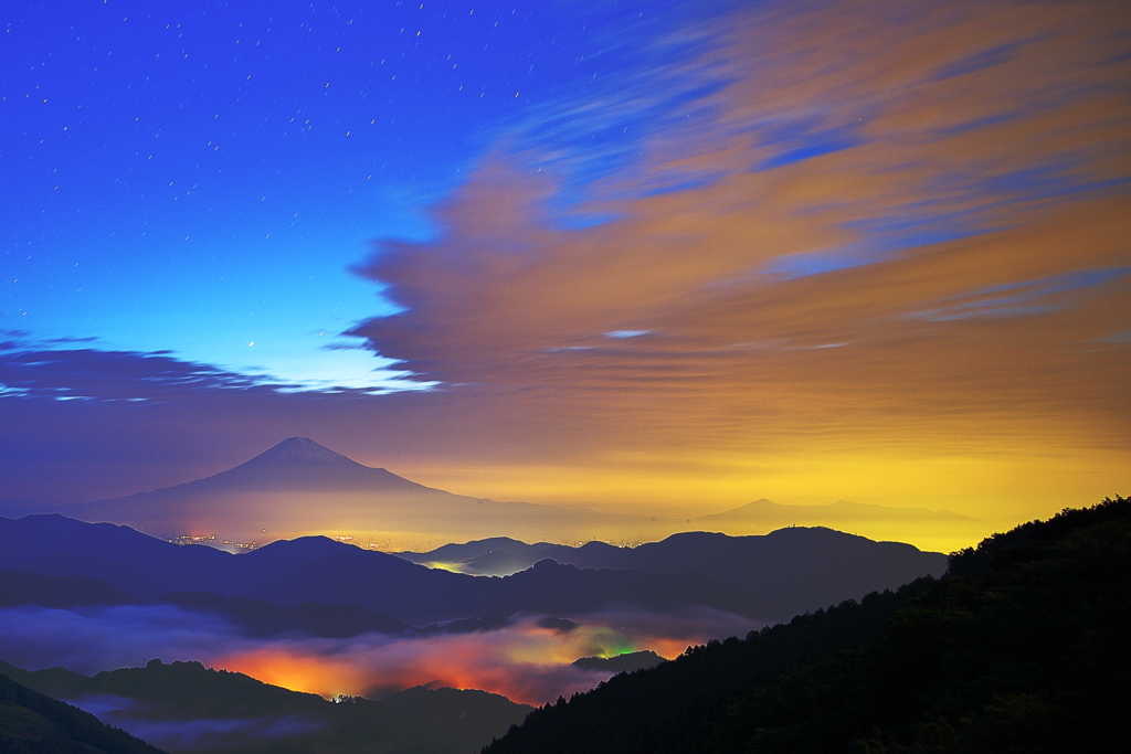 雲海と雲が富士を照らし出す。