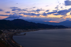 雲の隙間から