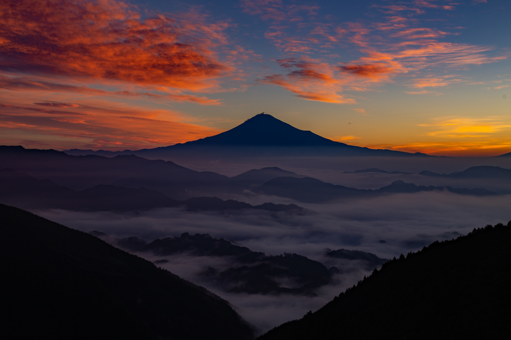 色づく雲