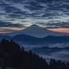 雲の中をすり抜ける富士山