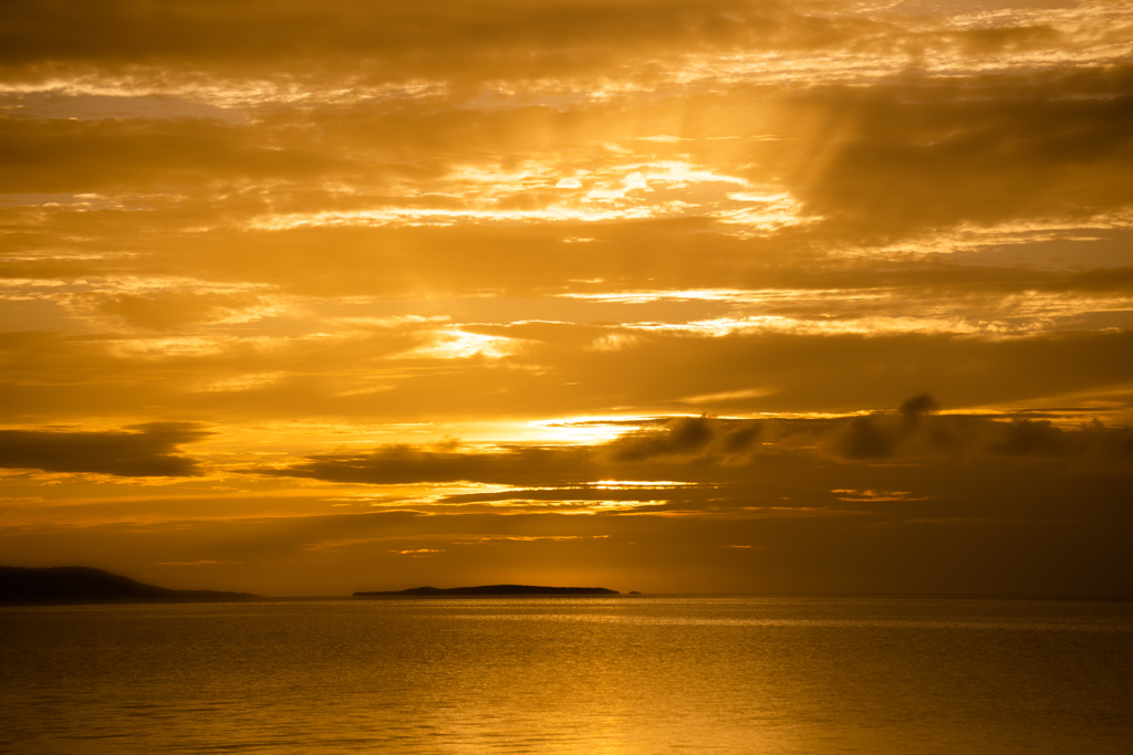 竹富島の夕暮れ～黄金に包まれて～