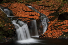 秋色の荷担滝（上流）