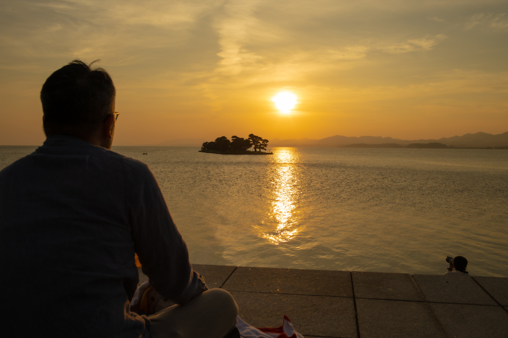 夕日とおじさん