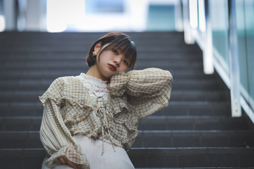 地上からの光を背に