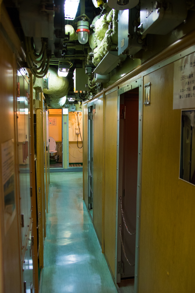 潜水艦内部に侵入