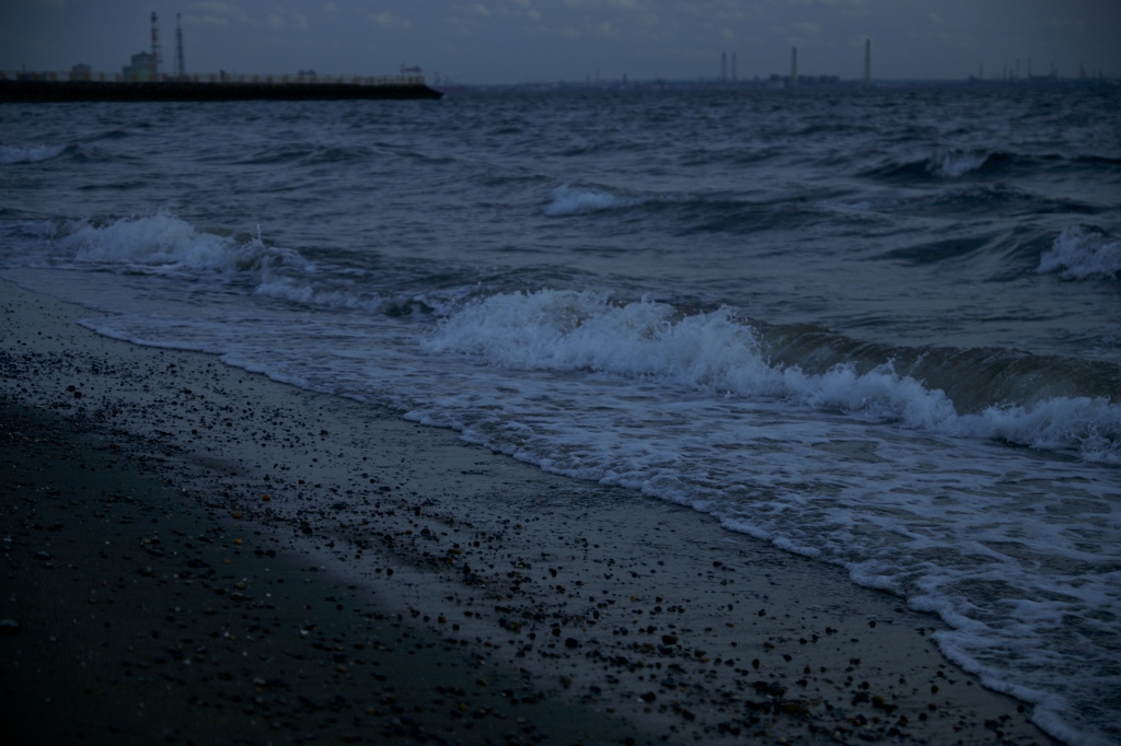 夕闇迫る砂浜2
