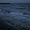 夕闇迫る砂浜2