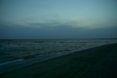夕闇迫る浜辺1