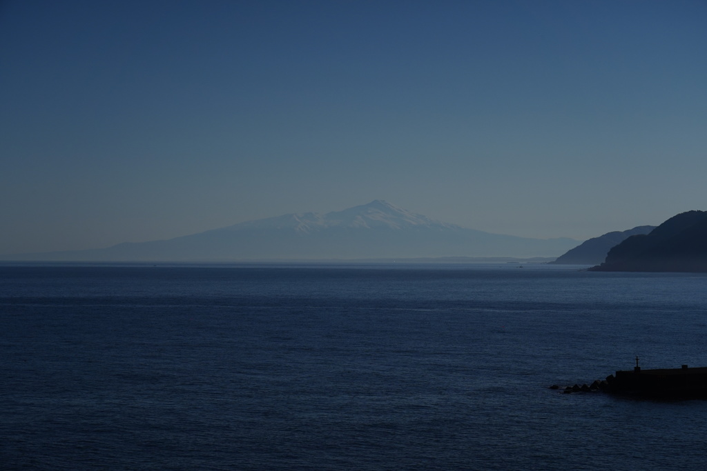 鳥海山を望む
