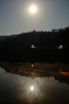 月夜の湖面