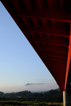 朝の赤い橋の下