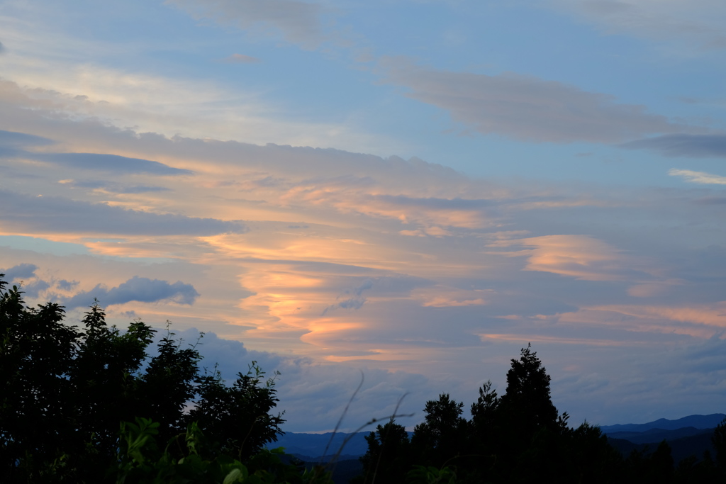 風が強い日の夕焼け雲