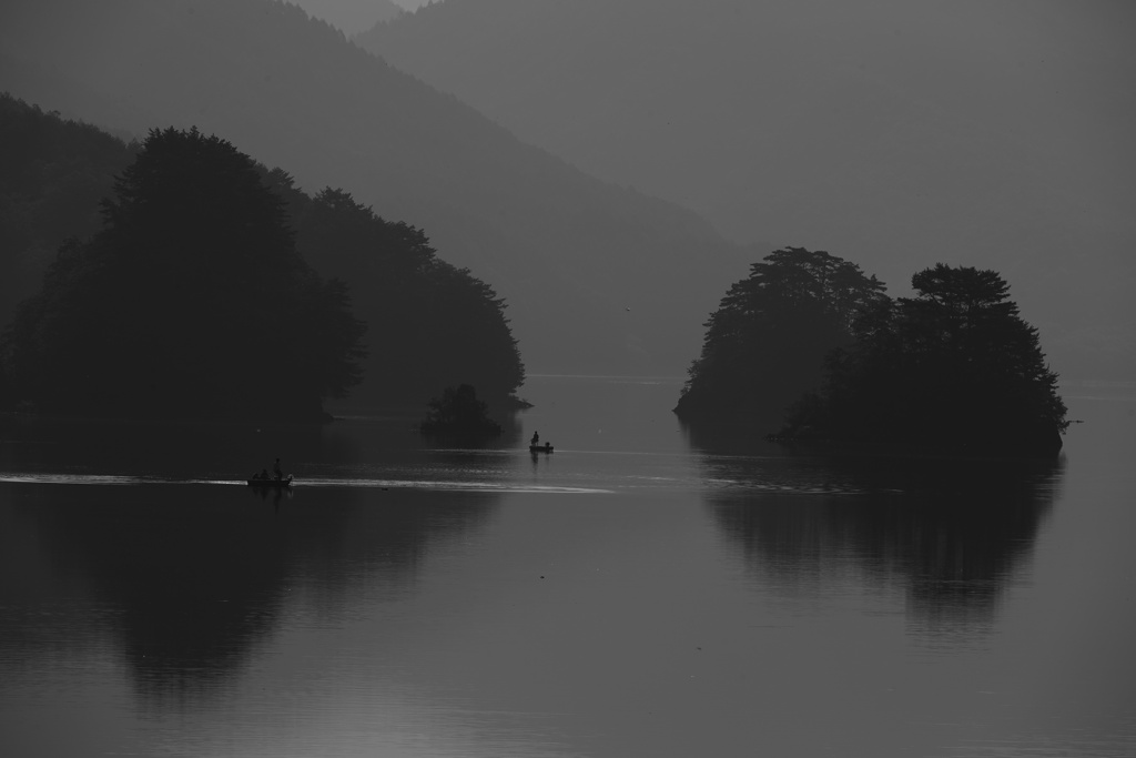 釣り人のいる湖風景