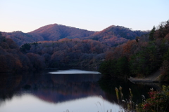 静かな湖畔の夕暮れ