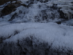 凍る渓谷