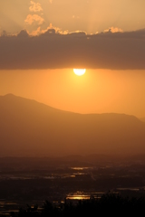 夕日照らす田園